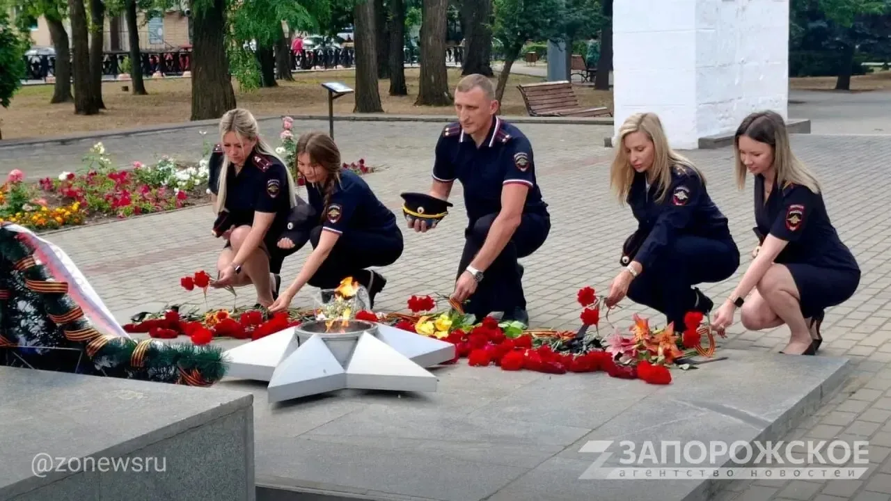 ЭКСКЛЮЗИВ Жители Мелитополя почтили память героев Великой Отечественной войны

Мелитопольцы возложил