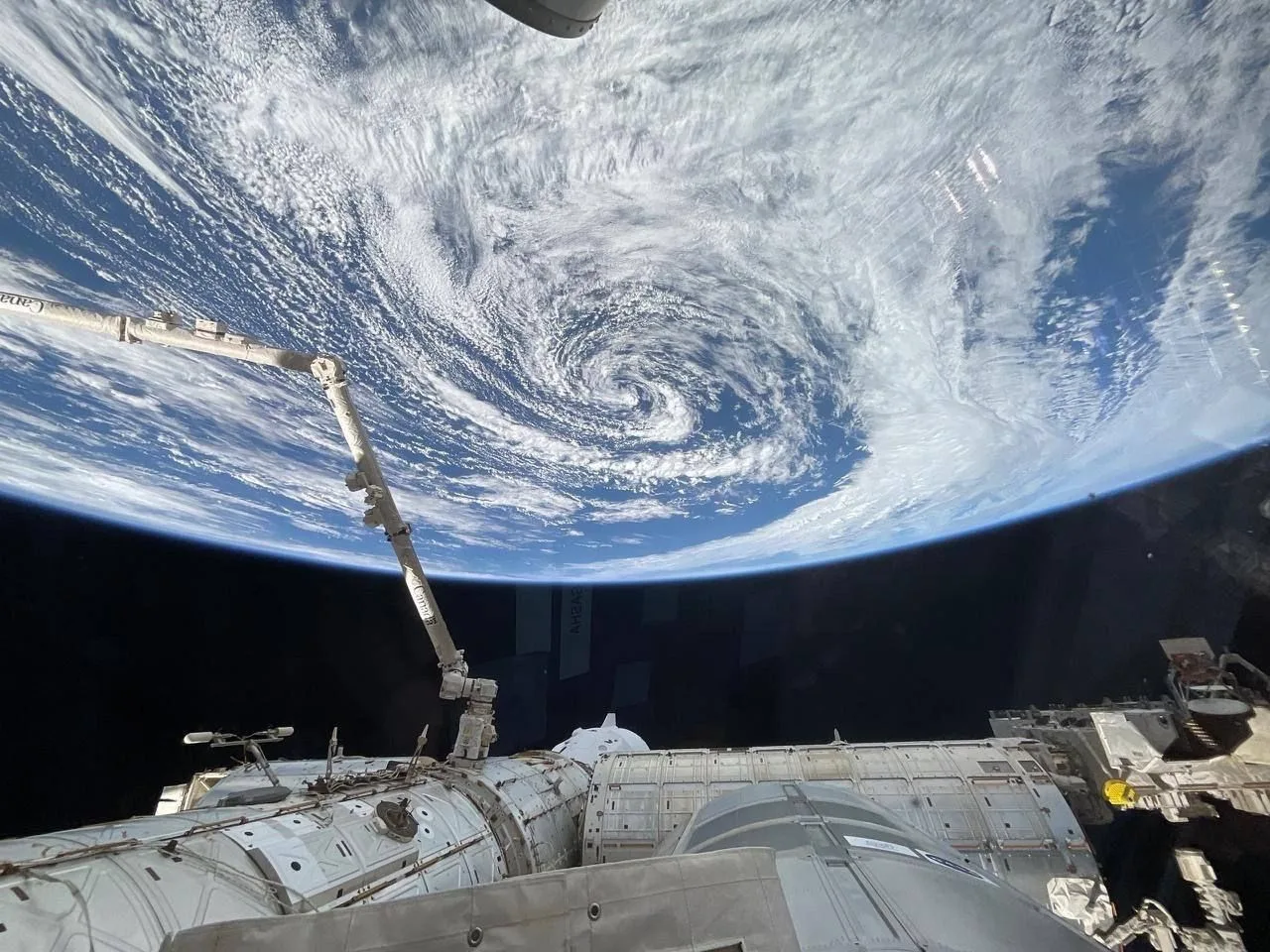 Наш земляк космонавт Александр Гребёнкин поделился фотографиями с орбиты.