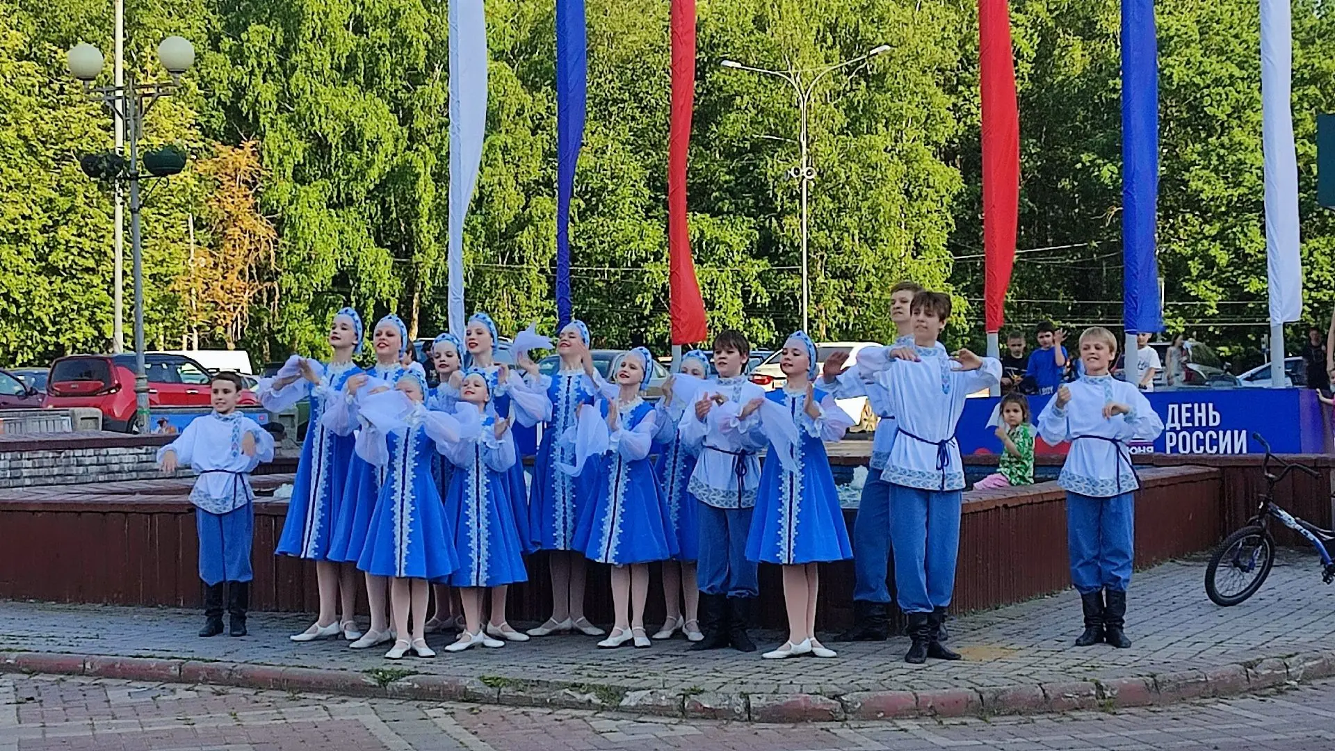 Вечером 10 июня на площади Сиреневого бульвара было многолюдно и по-настоящему празднично. Программа