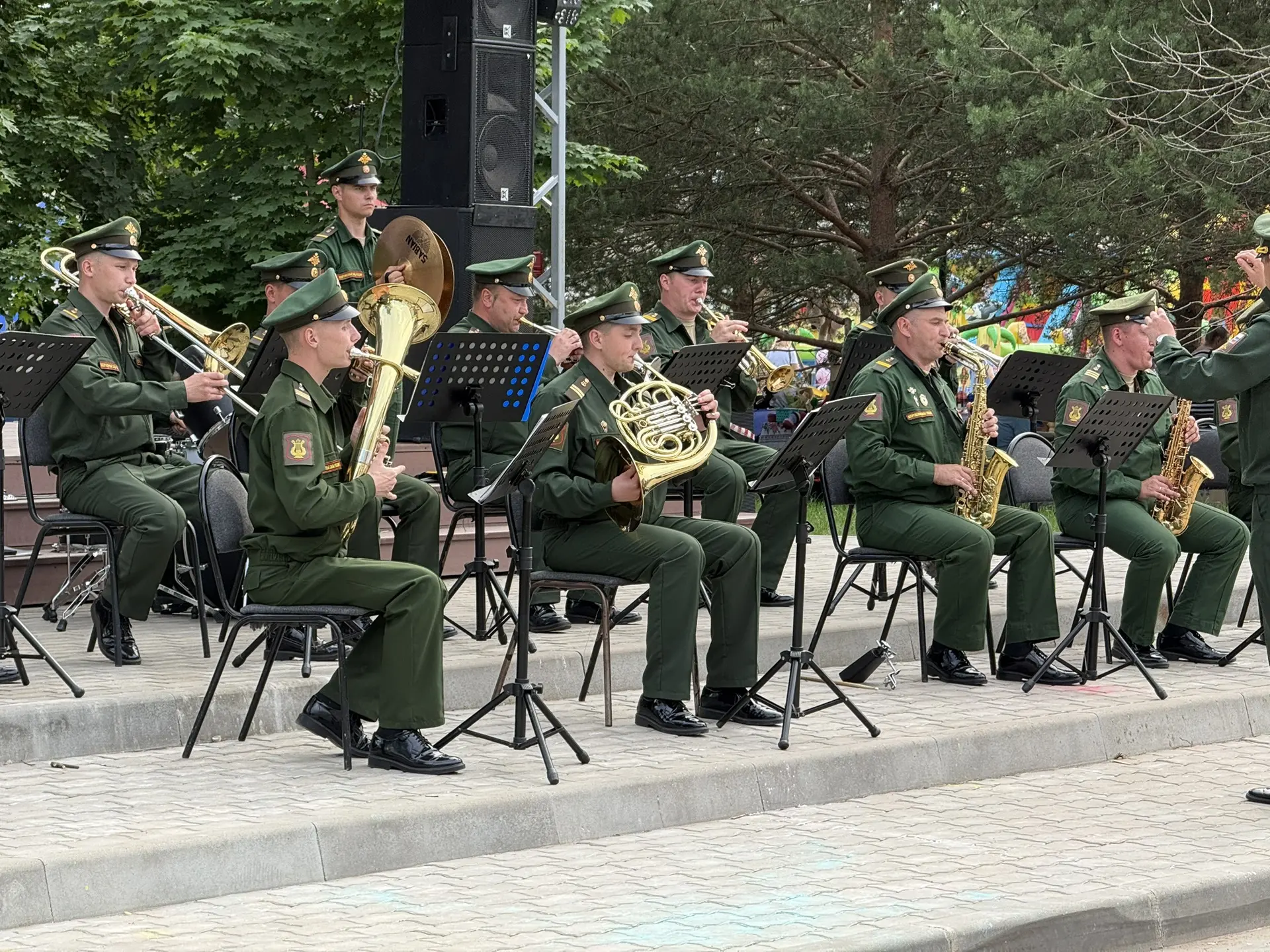 🎭 В настоящее время возле культурного центра ПАО «Дорогобуж» проходит концертно-танцевальная програ