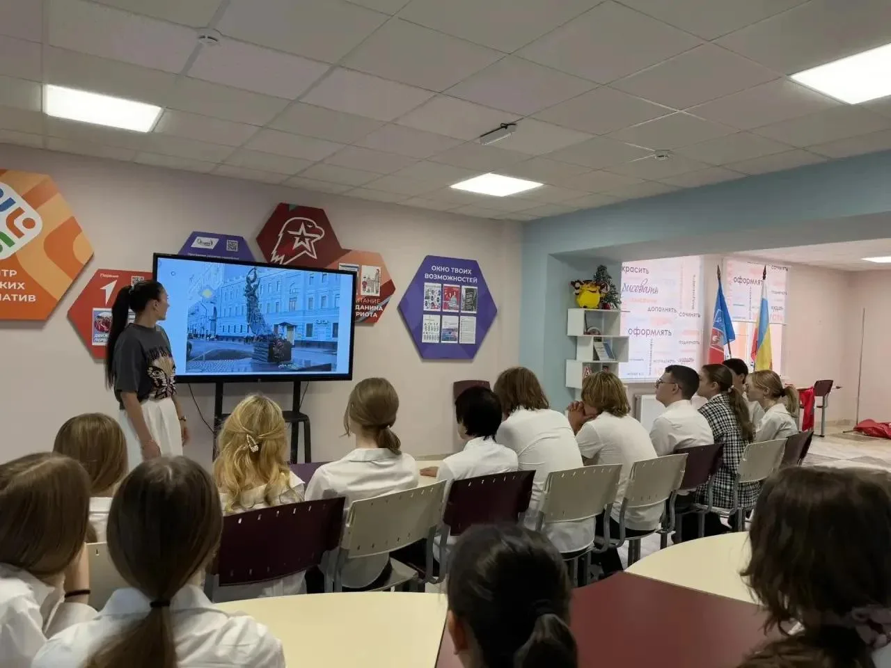 В МАОУ «Школа №10», в День солидарности в борьбе с терроризмом, советник директора по в...