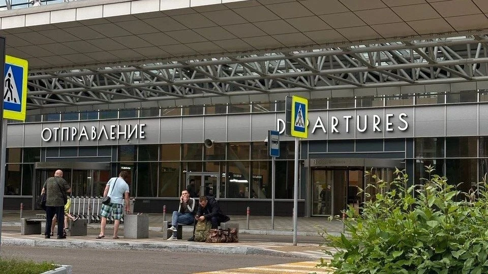 В аэропорту Красноярска стали брать деньги за повторный заезд к терминалу.