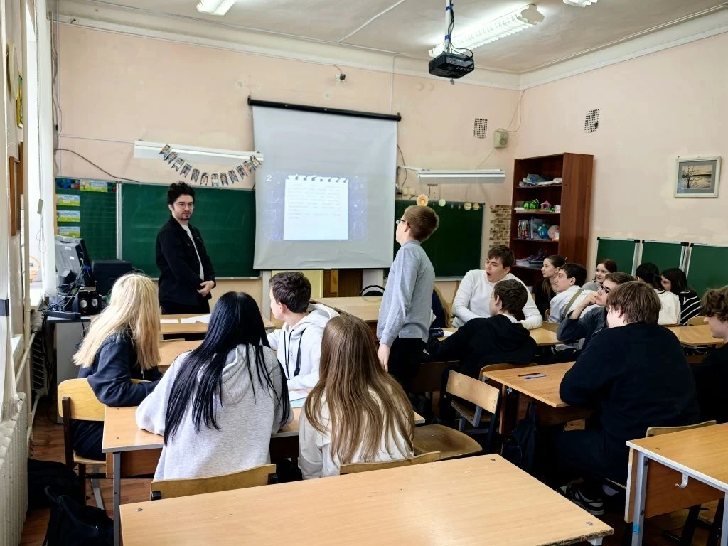 24 апреля учитель математики и физики Ивашкин Яков Александрович провёл физико-математи...