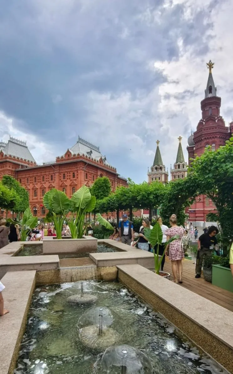 😍 Сказочные кадры тропиков на Манежной. @moscowmi