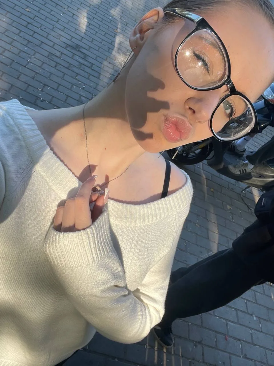 👧 Вика, 18 лет
📍 Санкт-Петербург

📝 Я не знаю что писать

Ищи меня в боте 👇
🍷 МОЖНАЛИЗА — твой 