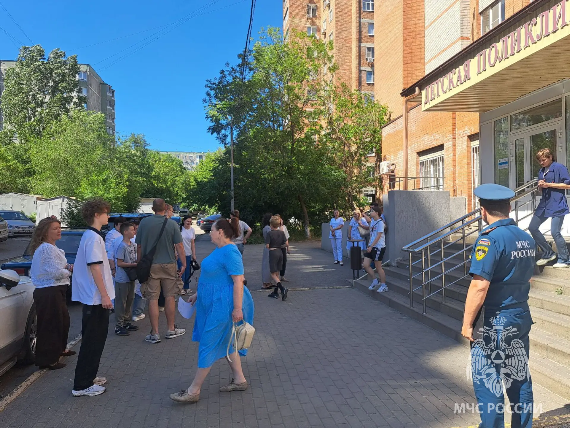 Тревога учебная, эвакуация реальная

📍Накануне в детской поликлинике №17 Ростова-на-Дону сотрудники