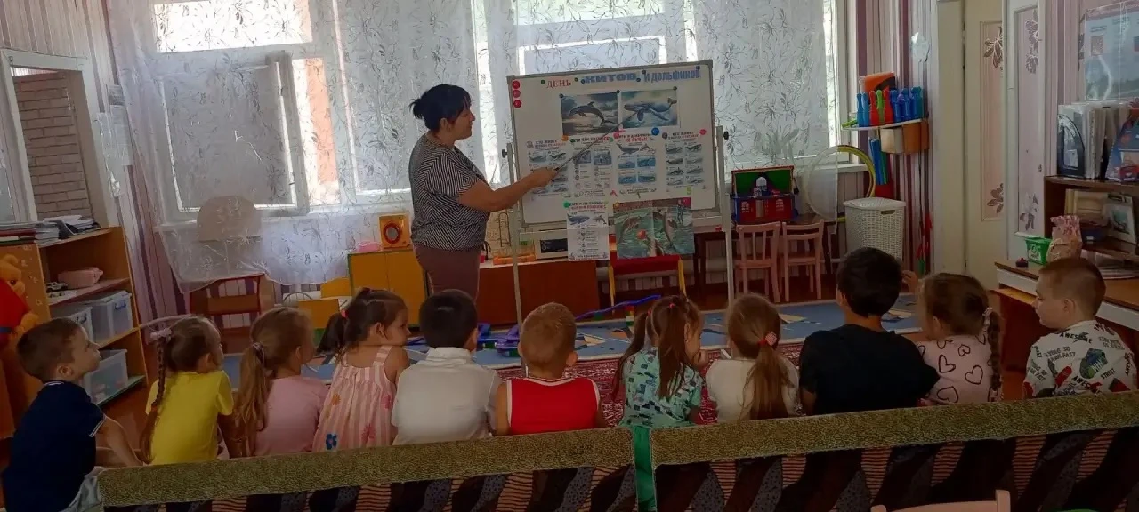 В средней группе √10 "Звездочка" прошел "День китов и дельфинов". Во время краткой беседы с рассматр