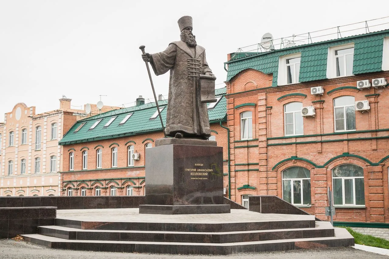 10 лет назад у Спасской башни торжественно открыли памятник основателю Сызрани Григорию...