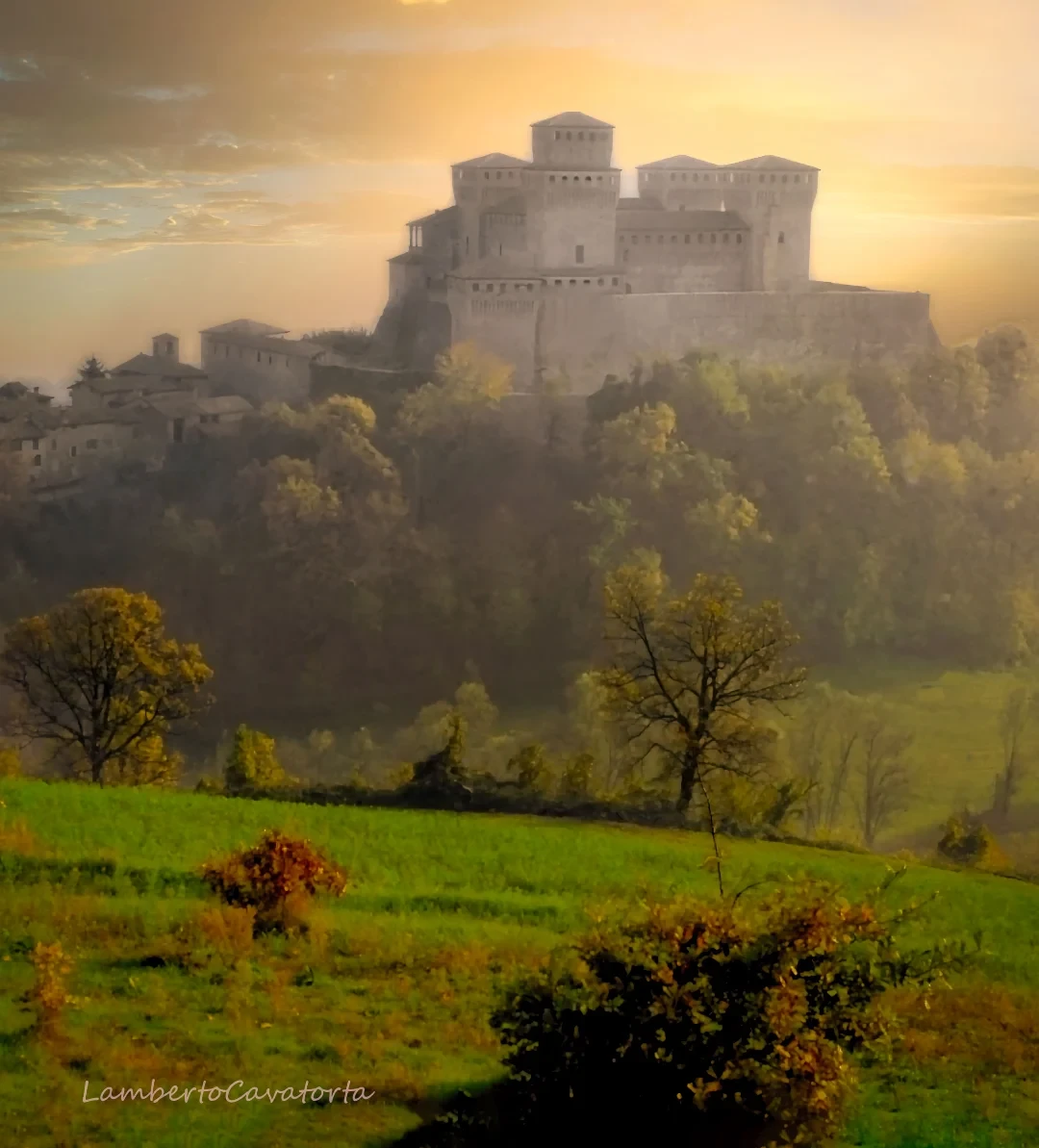 Торрекьяра (итал. Castello di Torrechiara) - восстановленный холмовой замок XV века в коммуне Лангир