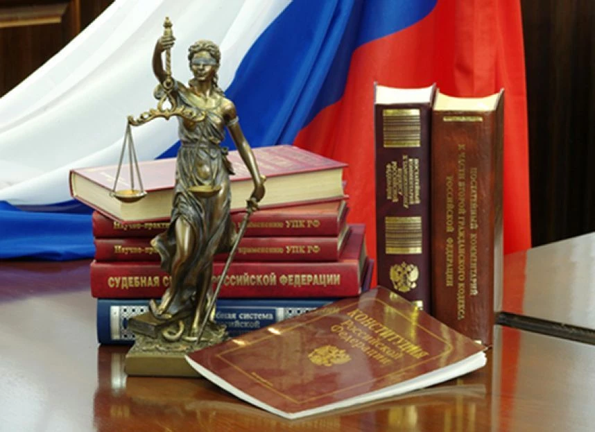 Две женщины 57 и 40 лет и 52-летний мужчина предстанут перед судом по обвинению в орган...