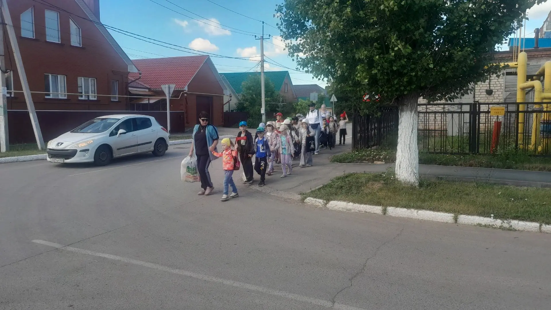 Воспитанники старших групп " Радость", "Ромашки " совместно с педагогами ( Маркелова Т.Н., Мухаметши