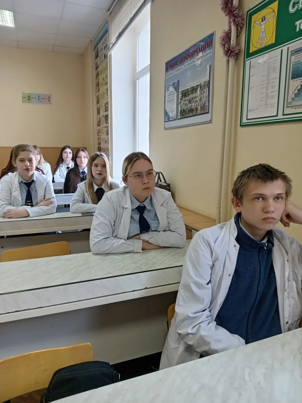 Разговоры о важном 💫  Традиционная еженедельная линейка «Разговоры о важном» прошла в Елецком техник
