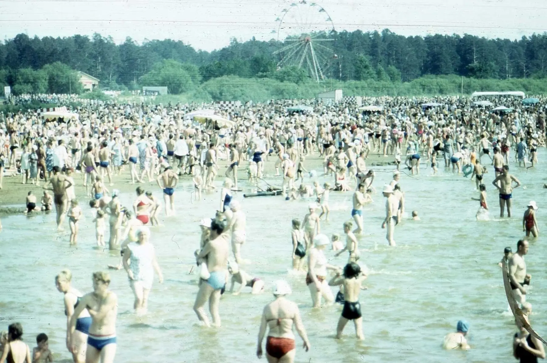 Кировчане на пляже у Заречного парка. 1975 – 1985 годы.

Фото: Вячеслав Коваленко/ Пешком по Вятке