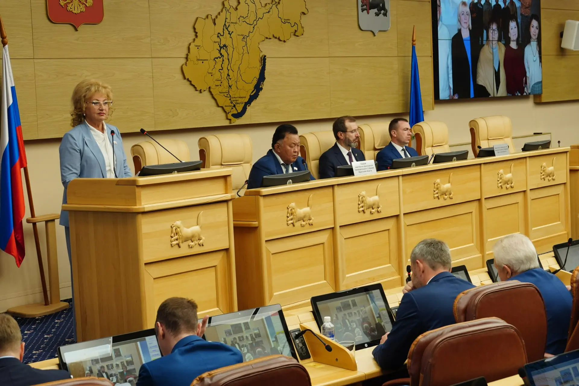 Галина Медведева и Лев Дамешек будут награждены Почётным знаком имени Ю.А. Ножикова «Признание»

Деп