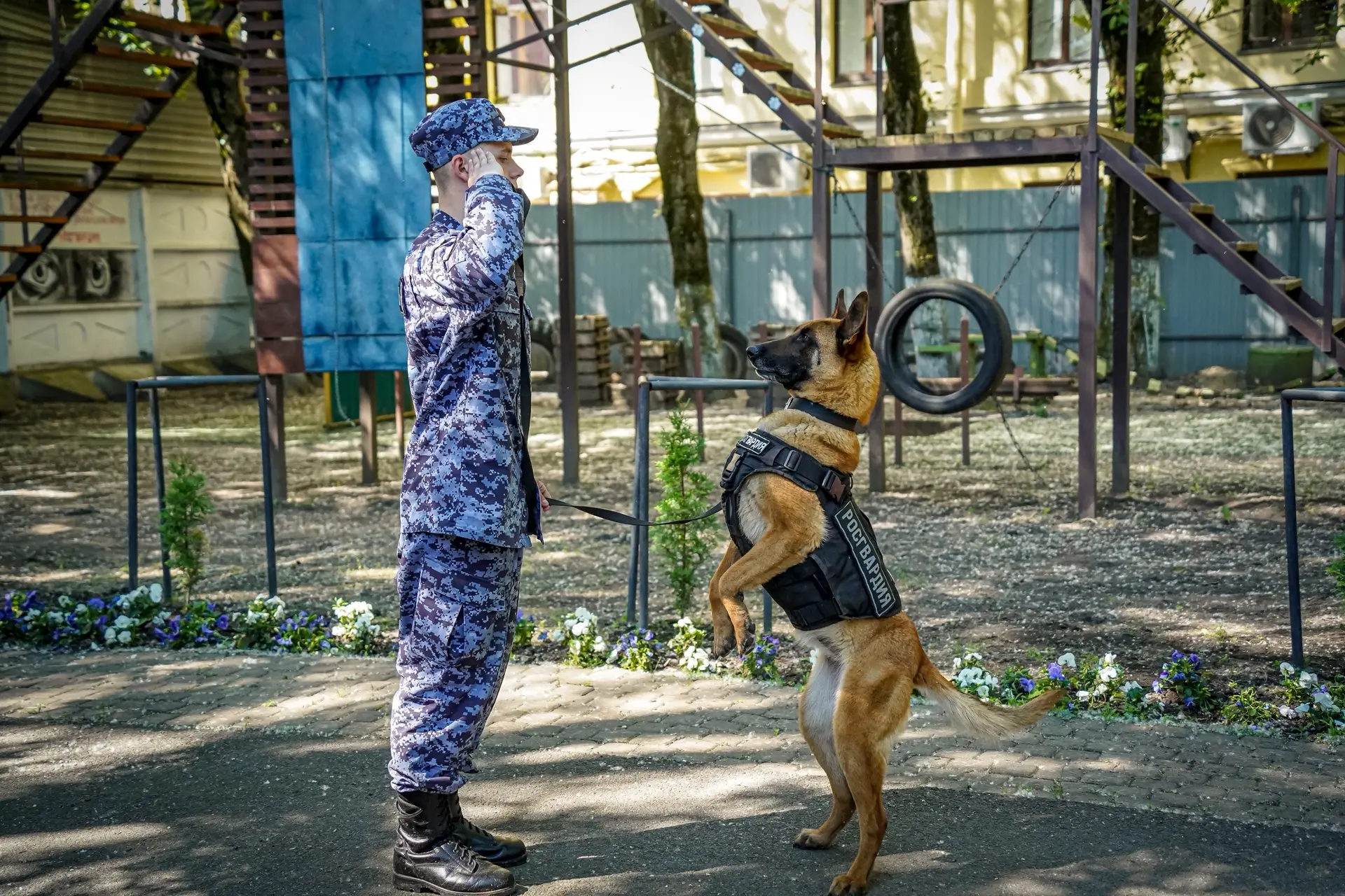 🐶В Санкт-Петербурге в преддверии отмечаемого 21 июня Дня кинолога Росгвардии петербургские школьник