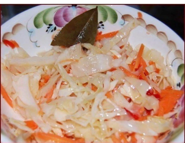 Капуста просто бомба! Попробуйте, не пожалеете 😋😋😋  2 кг - капусты 0,4 кг - моркови 🥕 4 дольки - чес