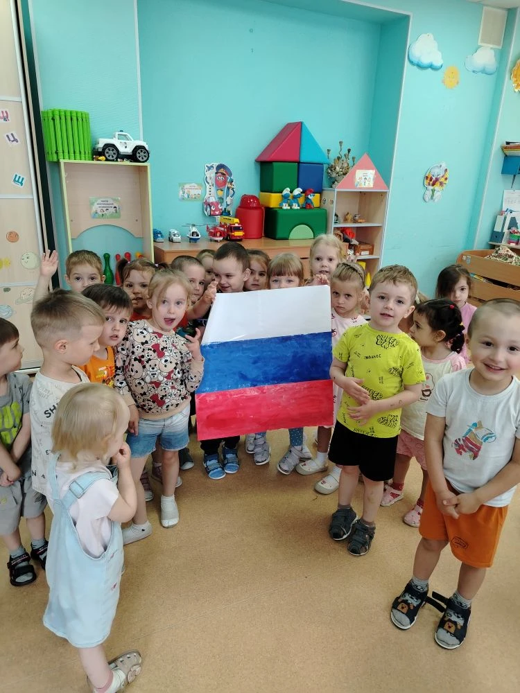 На этой неделе дети младшей группы познакомились с праздником "День России"
Воспитатель: Коровина А.