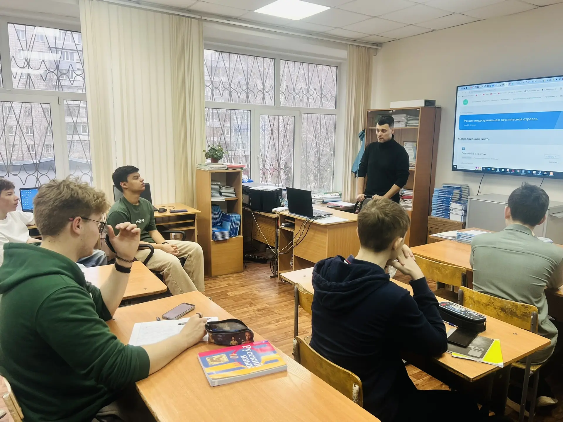 🔥 Как нейросети меняют будущее профессий? Сегодня в 10 Д классе прошёл необычный урок профориентации