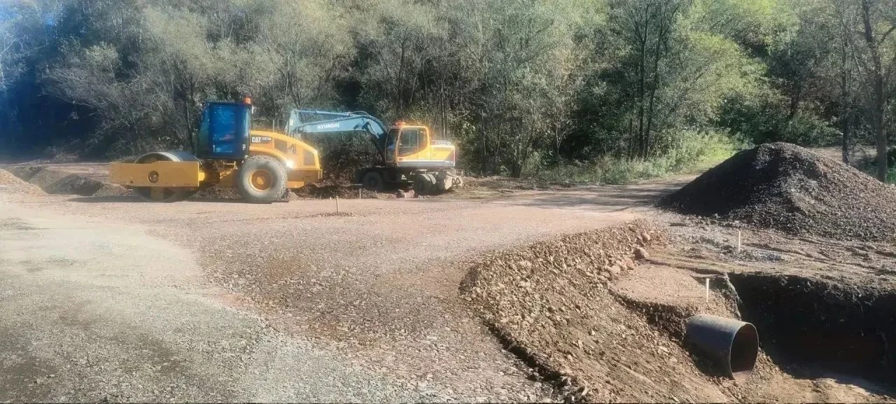 ▶️ На дороге между Айнским и Медвежьим уложили первый слой асфальта