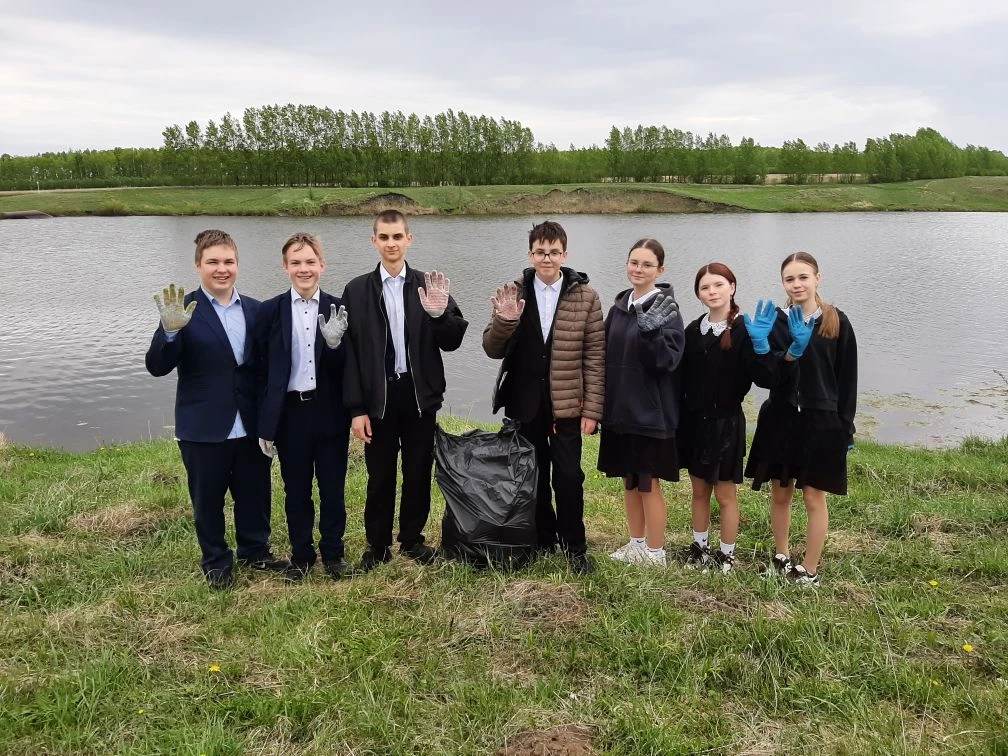 🌱 В селе Большие Тарханы школьники очистили берега плотины