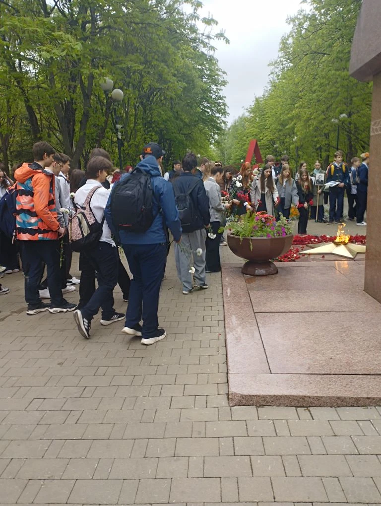 Учащиеся 10-х классов почтили память погибших героев Великой Отечественной войны и возложили цветы к