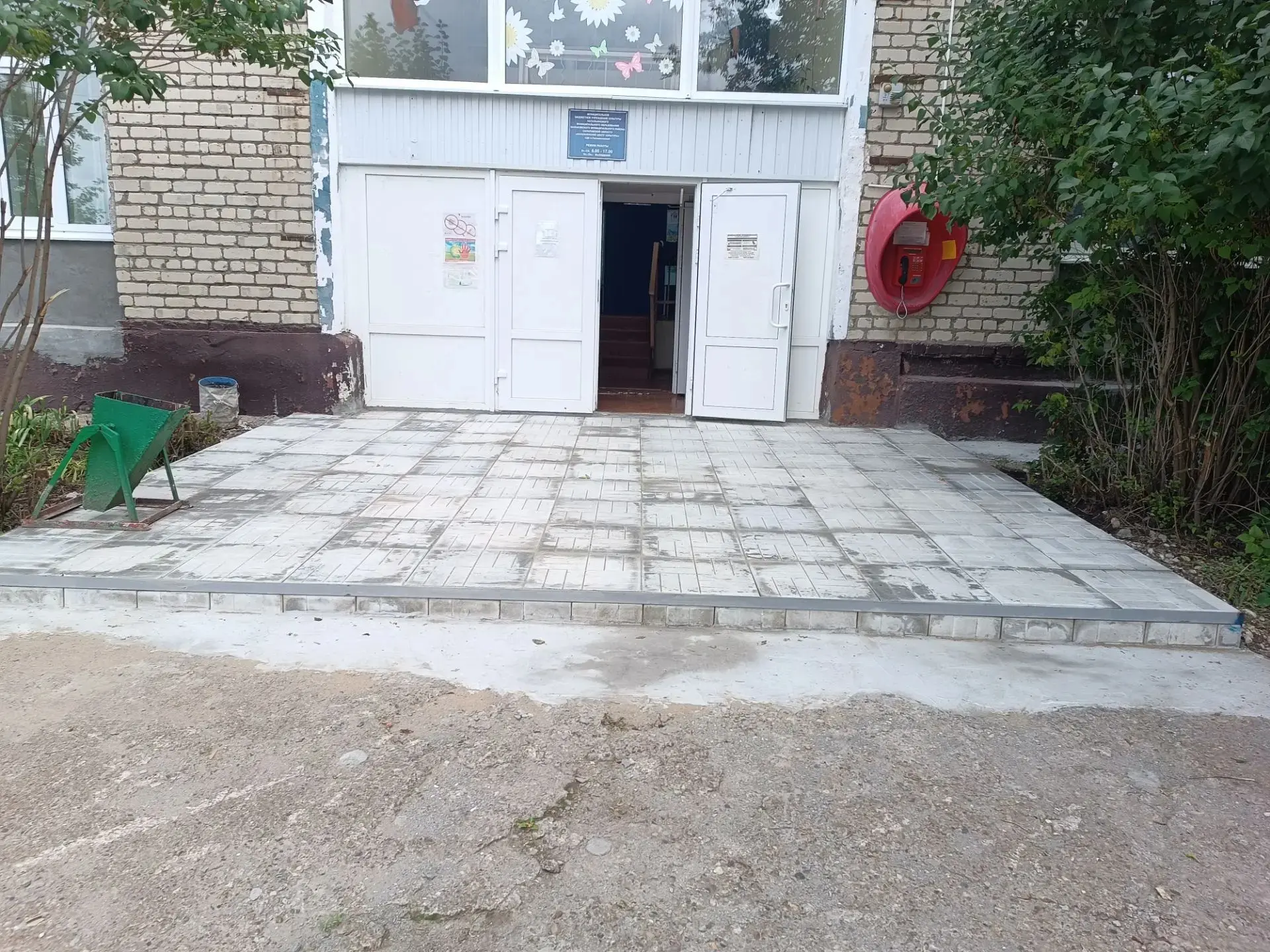 В п. Головановский обновили входную группу Дома культуры. В рамках контракта  были выпо...