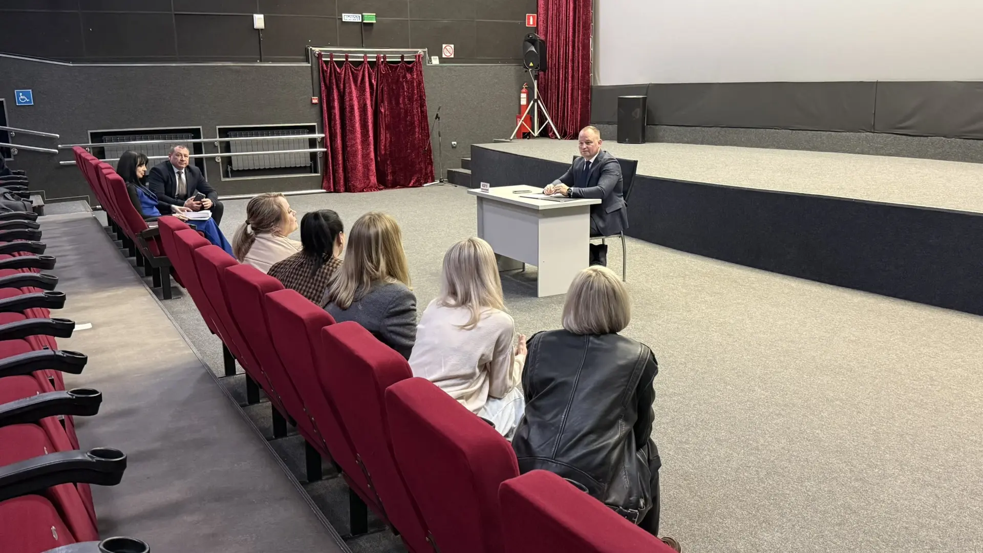 Сегодня глава города совместно со своими заместителями провёл приём граждан. Обсуждались актуальные 