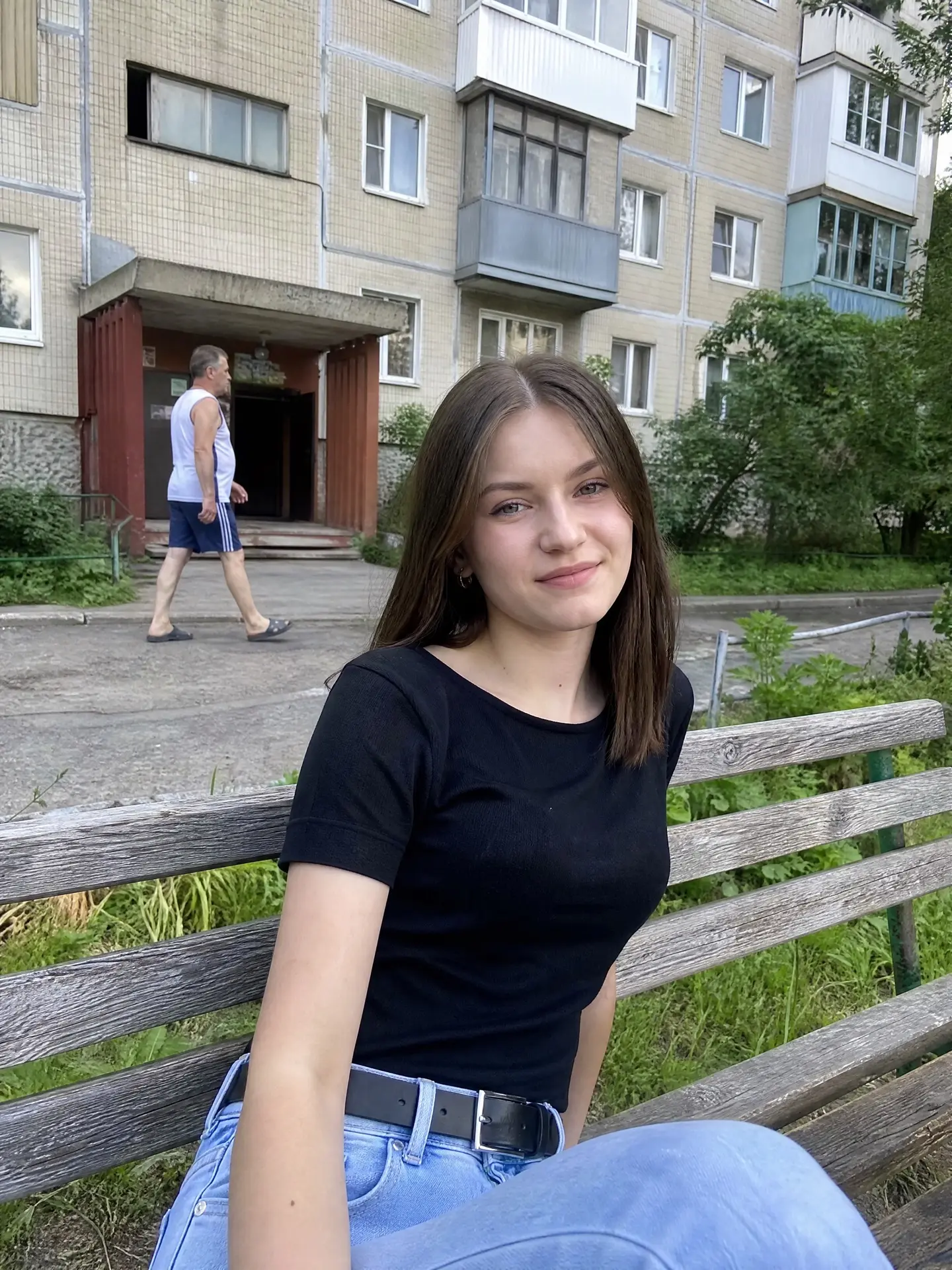 Сосед в трусах и майке зашёл в кадр, пока я фоткалась на лавочке у подъезда. Уберите ег...