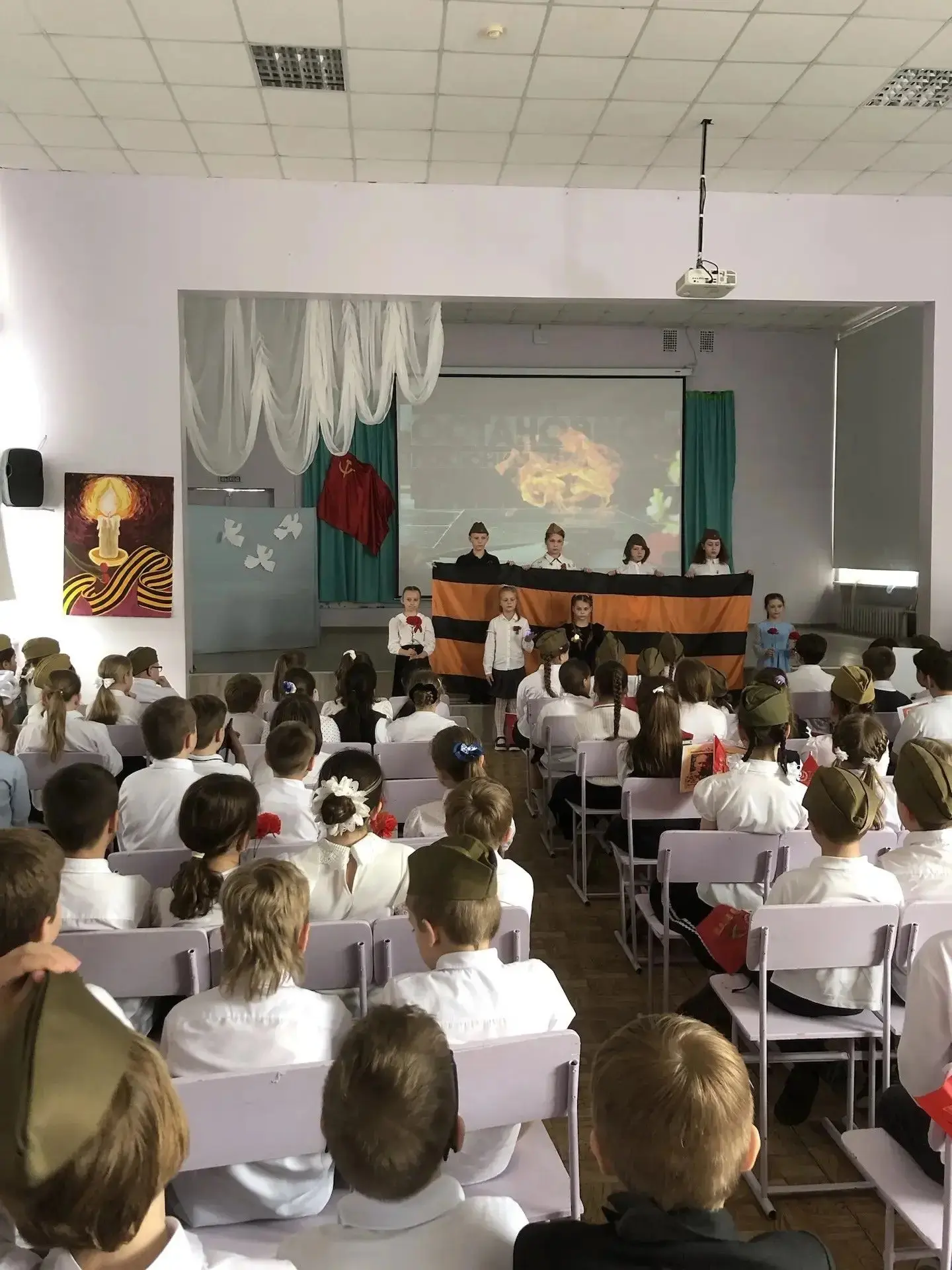 8 мая прошёл праздник, посвящённый Дню победы «Поклонимся великим тем годам» во 2-х классах. Учащиес