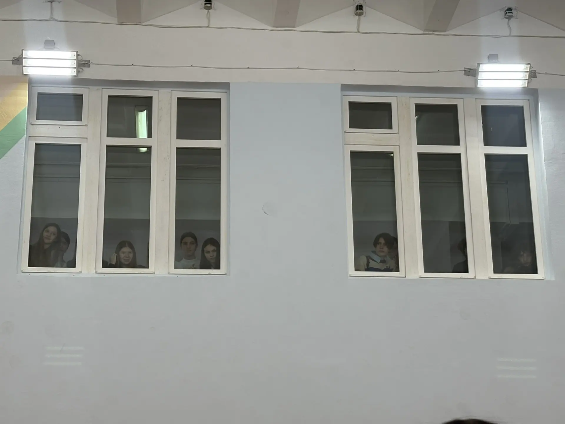 👏🏻Все окна второго этажа заполонили болельщики 5-8 классов, которые с удовольствием наблюдали за ста