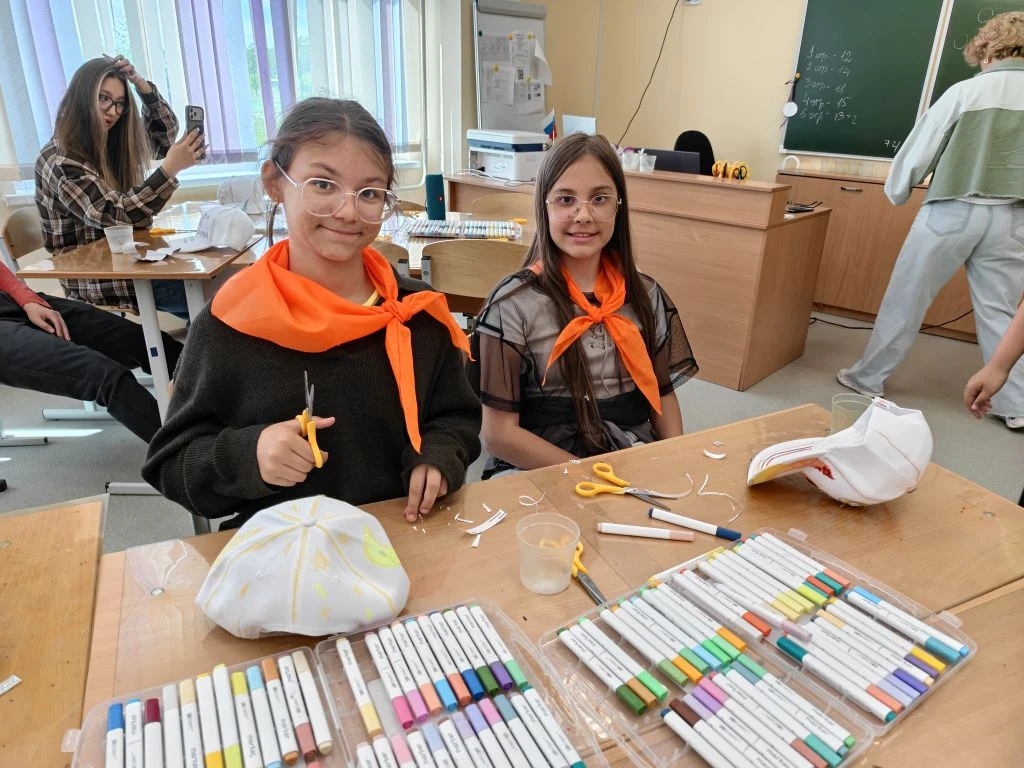 🎨 Творческий всплеск в нашем лагере! 🎨

На неделе ребята посетили мастер‑класс по росписи кепок. 
