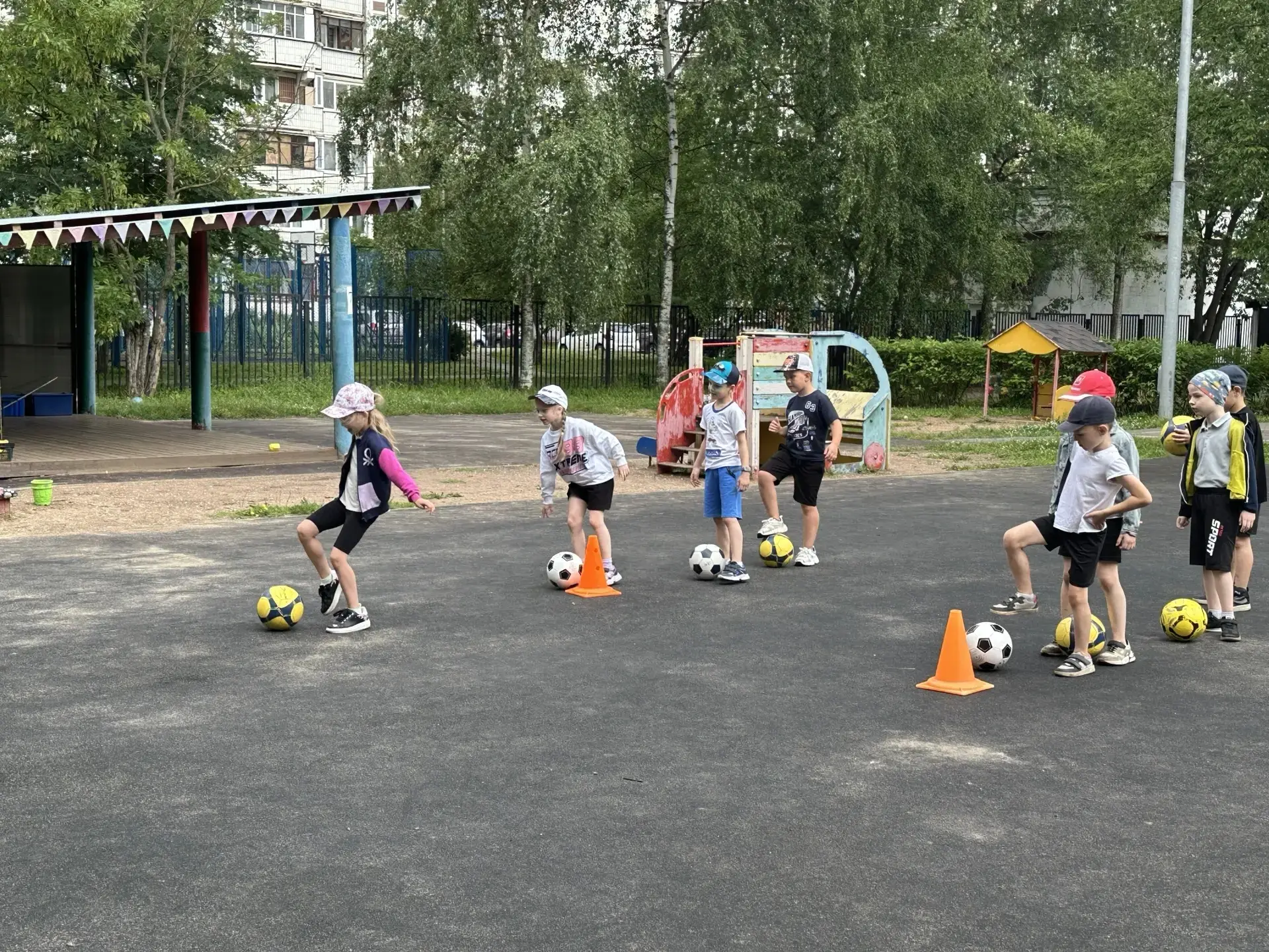 Спортивный досуг "День здоровья" в детском саду "Родничок"  

В детском саду «Родничок» инструкторы 