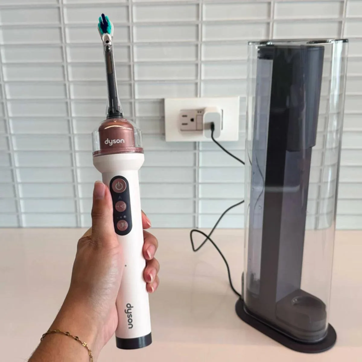 Провалом обернулся для Dyson шестилетний труд по созданию высокотехнологичной зубной щё...