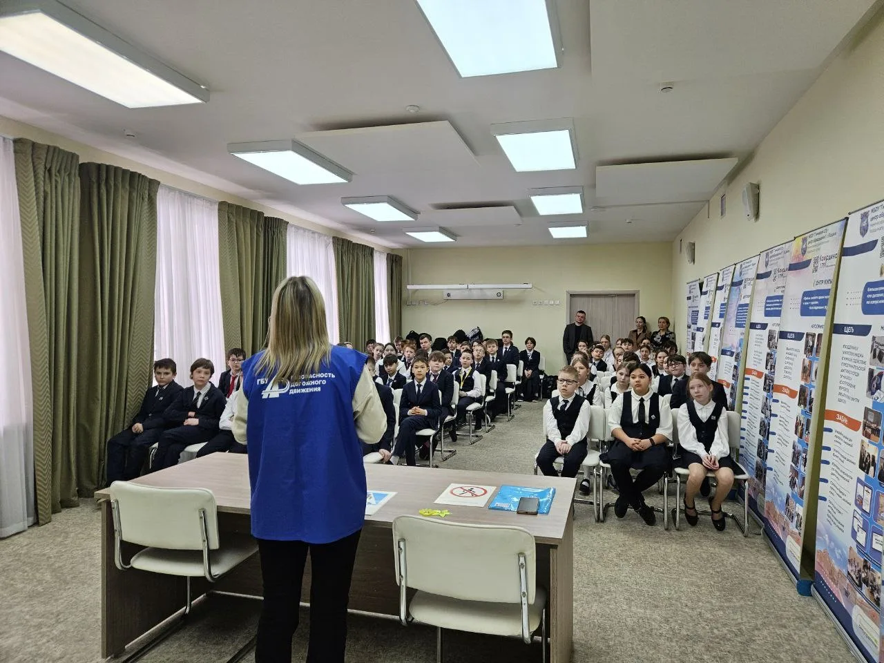 🚗 В гимназии прошел урок ПДД для пятиклассников, посвященный зимней безопасности  🛷 Главная тема — о