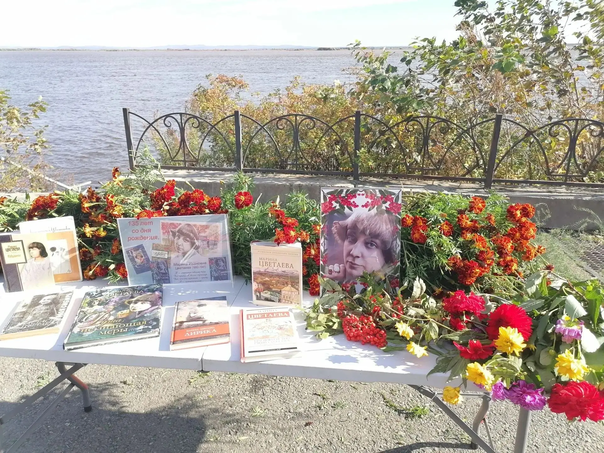 Красною кистью рябина зажглась