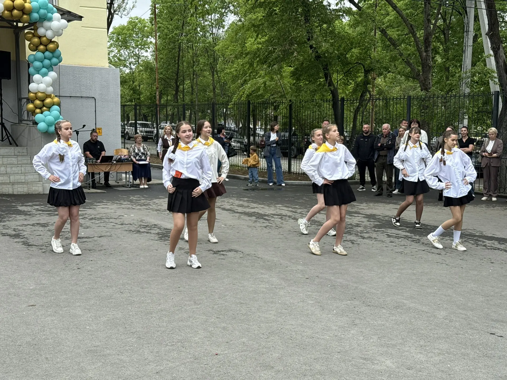 Звонок, что открывает будущее 🔔  Вчера в нашей школе прозвенел Последний звонок — тёплый и немного г