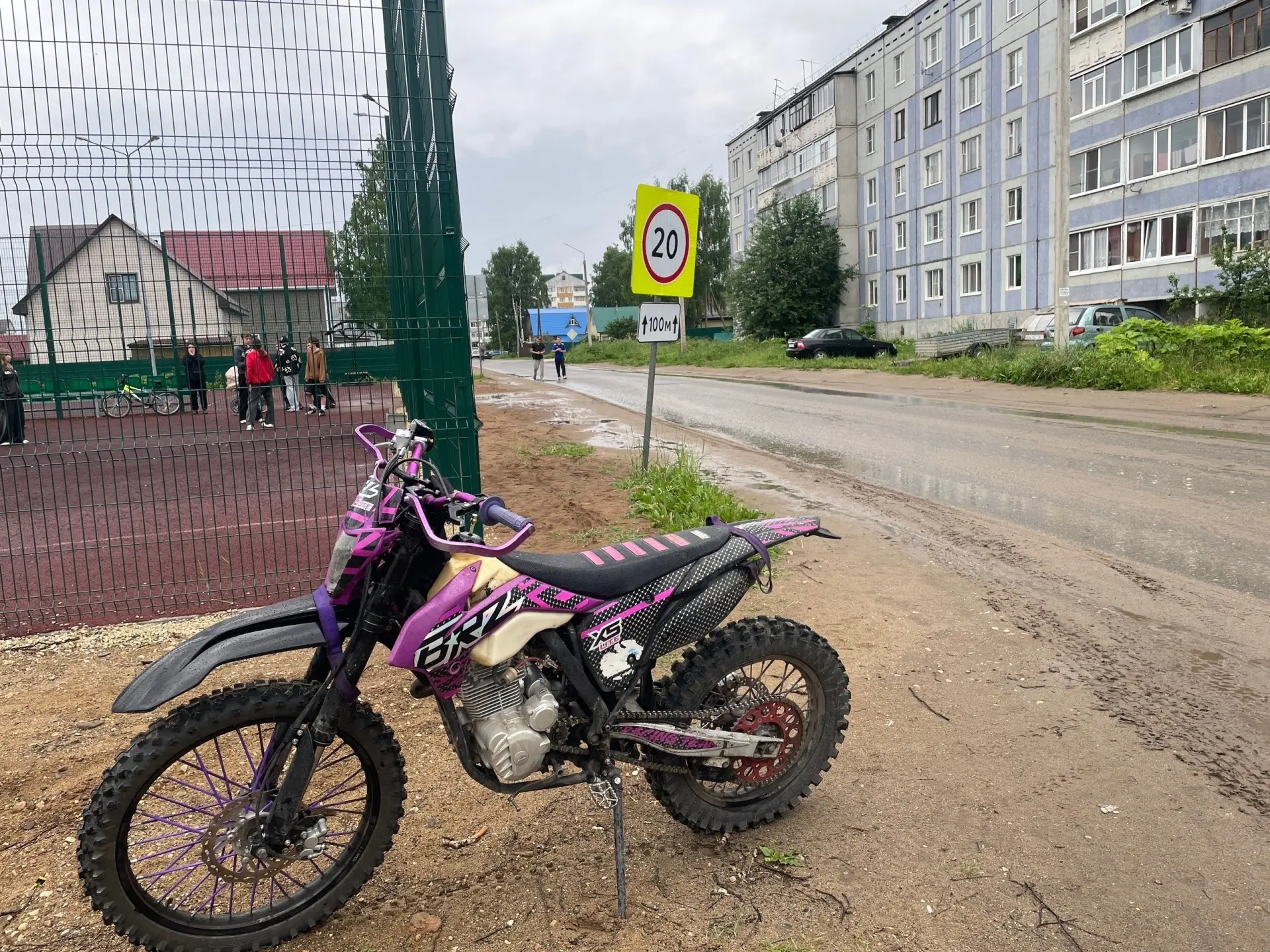 В Выльгорте от управления транспортом отстранили 14-летнего подростка на мотоцикле

Также в отношени
