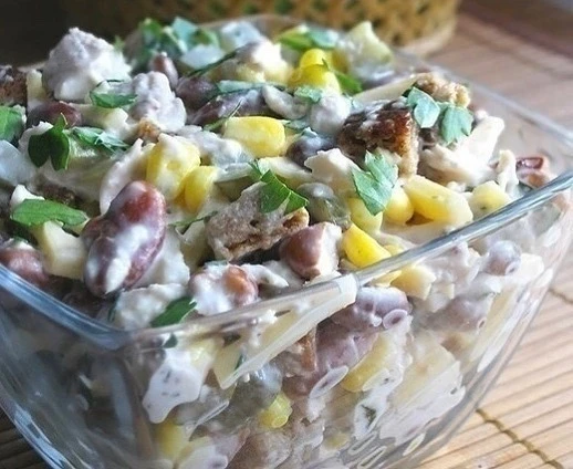Салат с курицей, фасолью и сыром