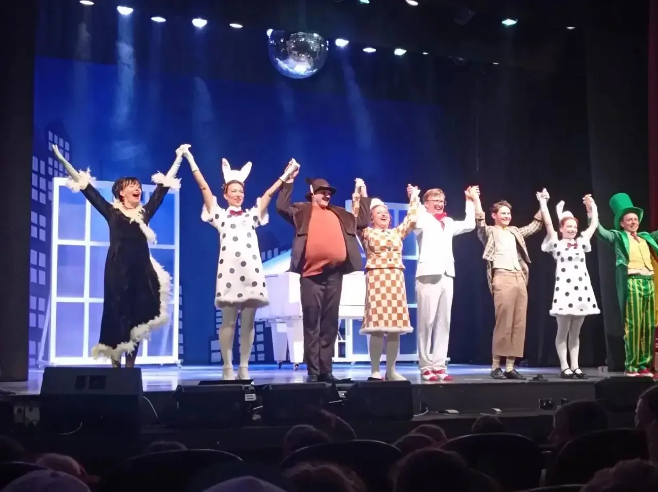 Театральный день в «Весёлом улье» 🎭✨

Сегодня наши ребята из «Весёлого улья» отправились в удивител