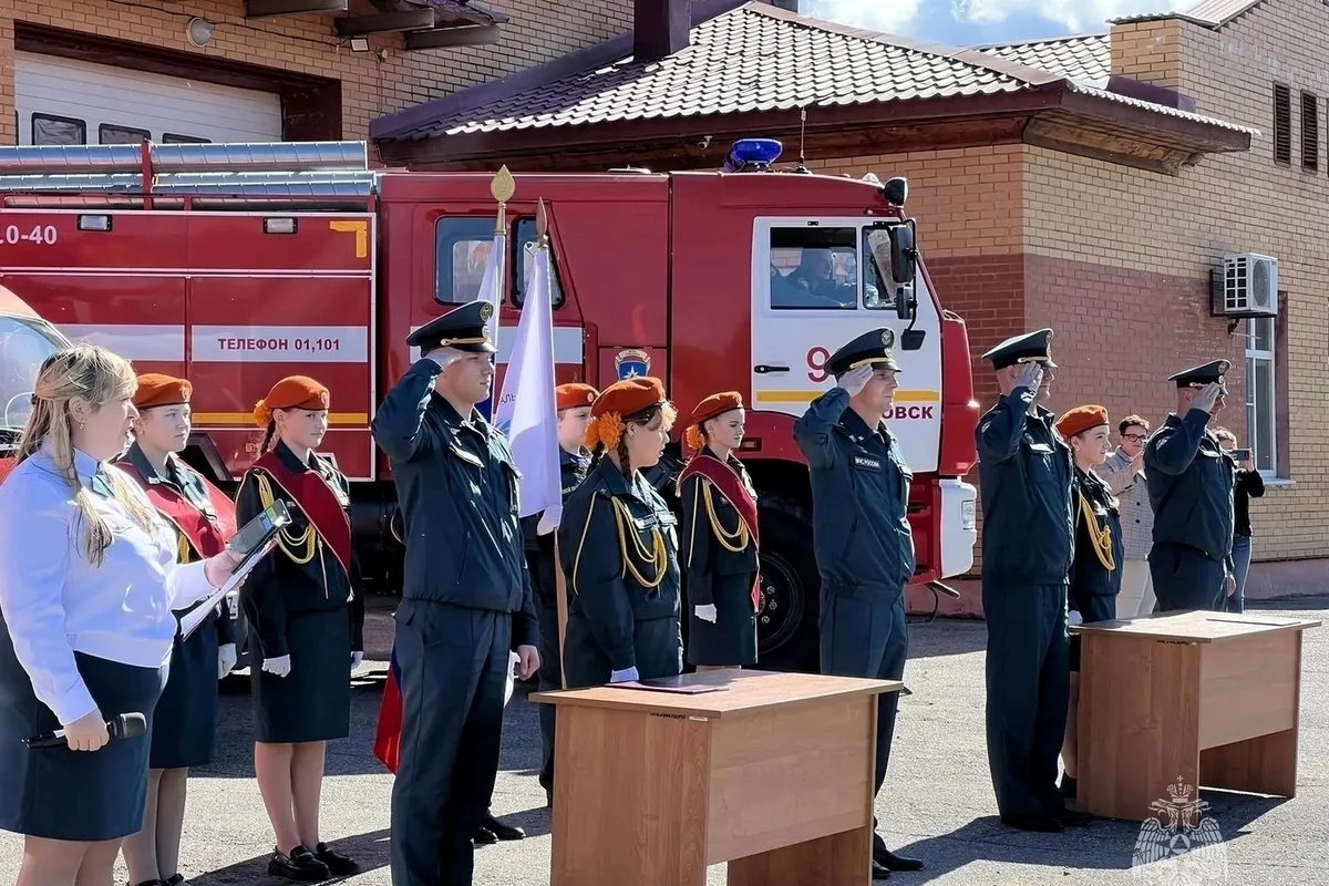 🚒 В Хабаровске второклассники получили удостоверения кадетов МЧС