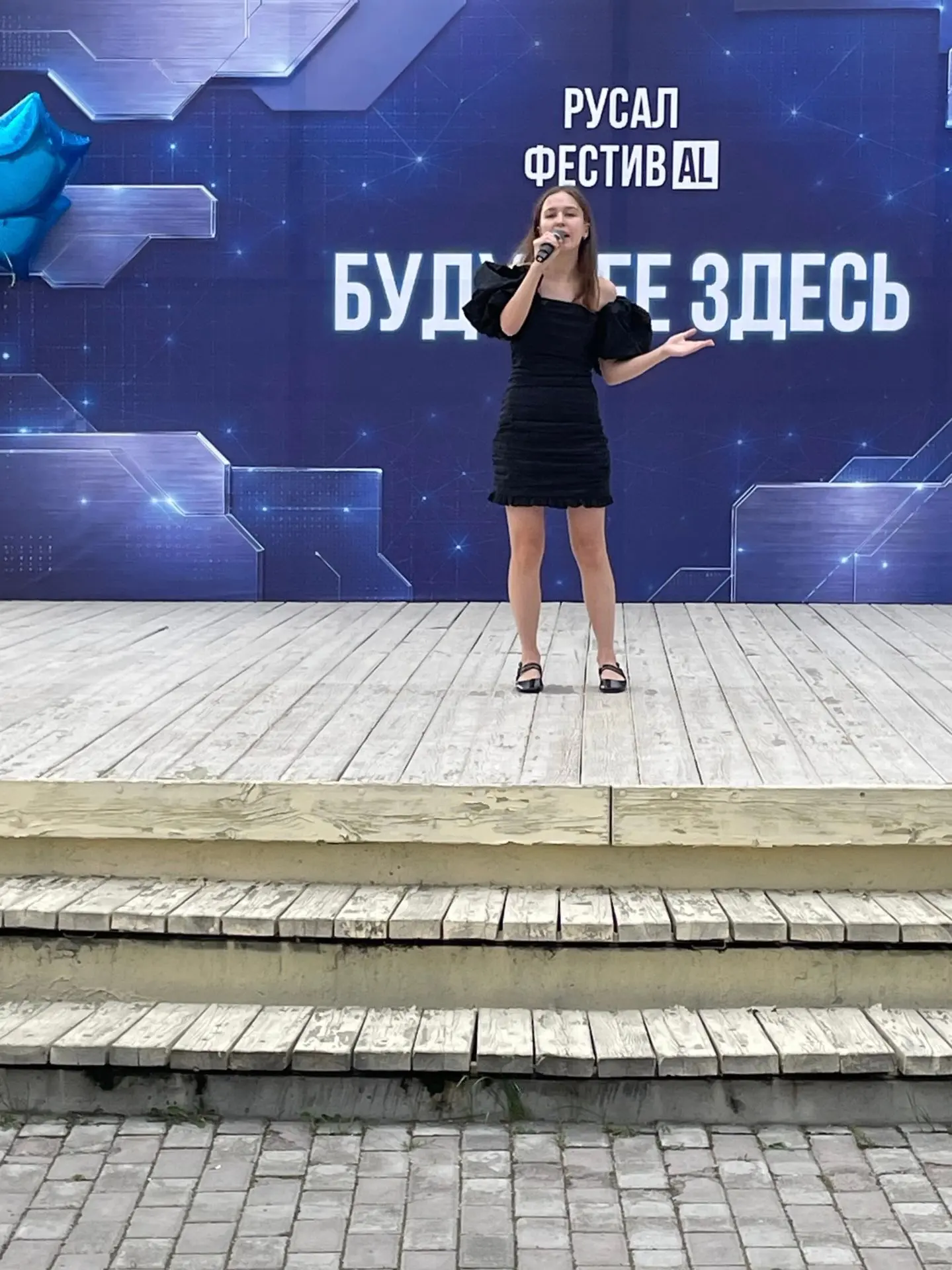 Сегодня, замечательный праздник наших пап и мам, и всех, кто причастен к Металлургии!!! Солисты студ