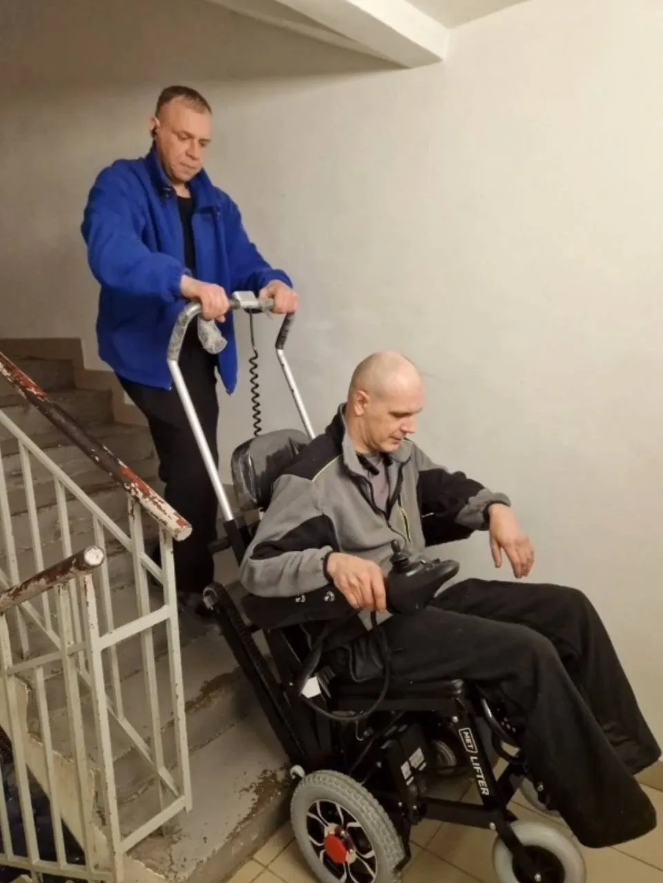 Работал в итальянском ресторане в Москва-сити, а теперь шьет кожаные портфели и кошельки в церковном