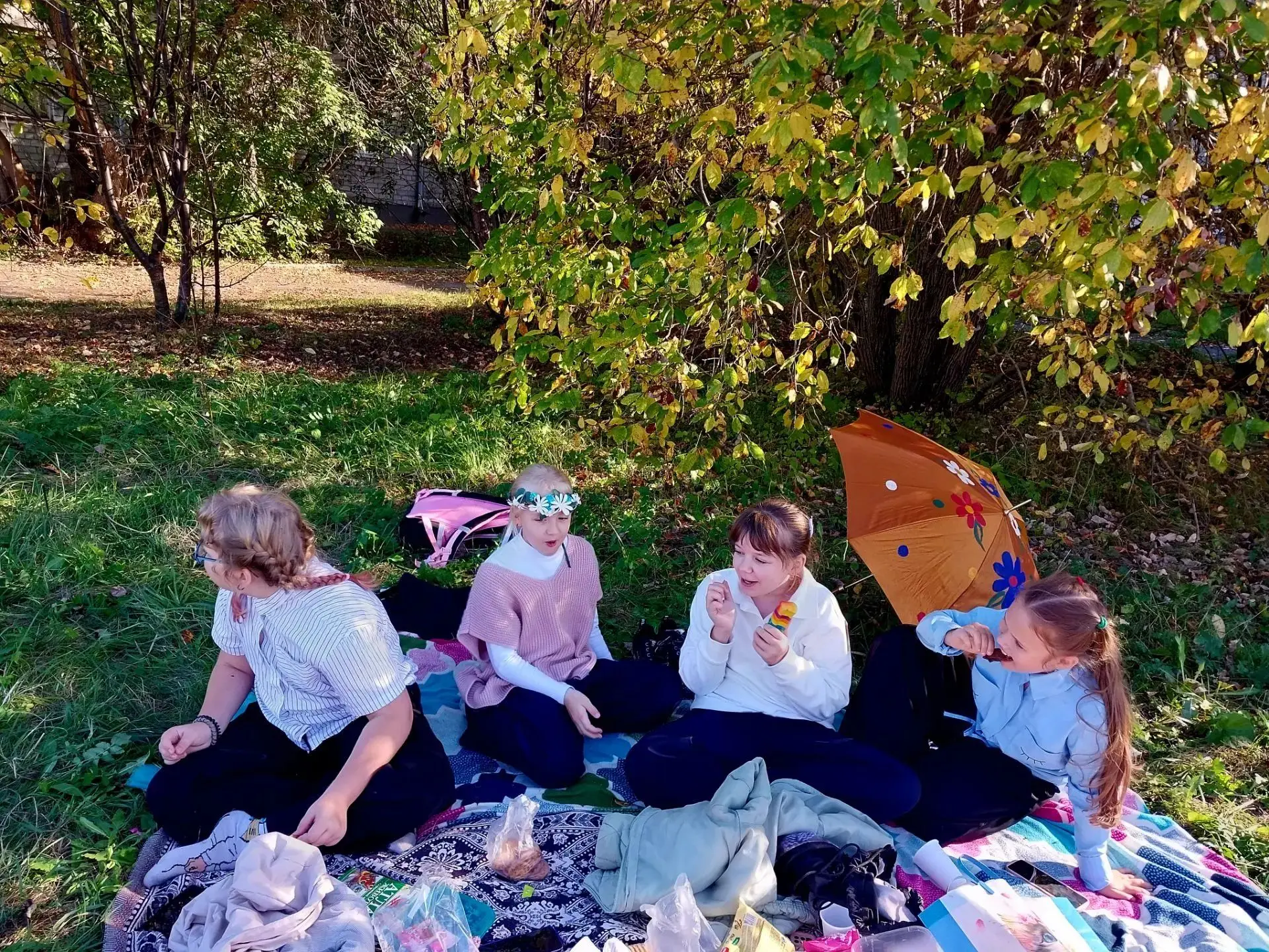 «Книжный пикник: когда страницы пахнут травой, а дружба - солнцем» ☀️📚