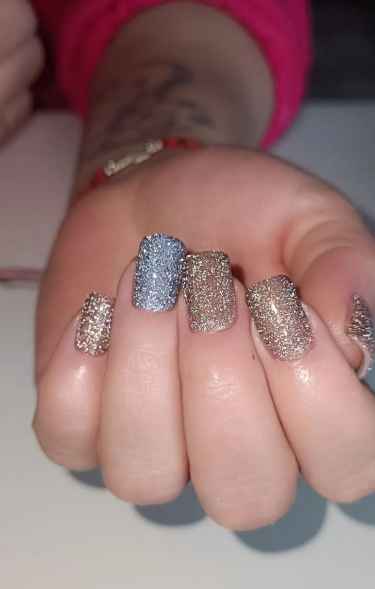 Волшебные искры: стильный блеск на ногтях✨