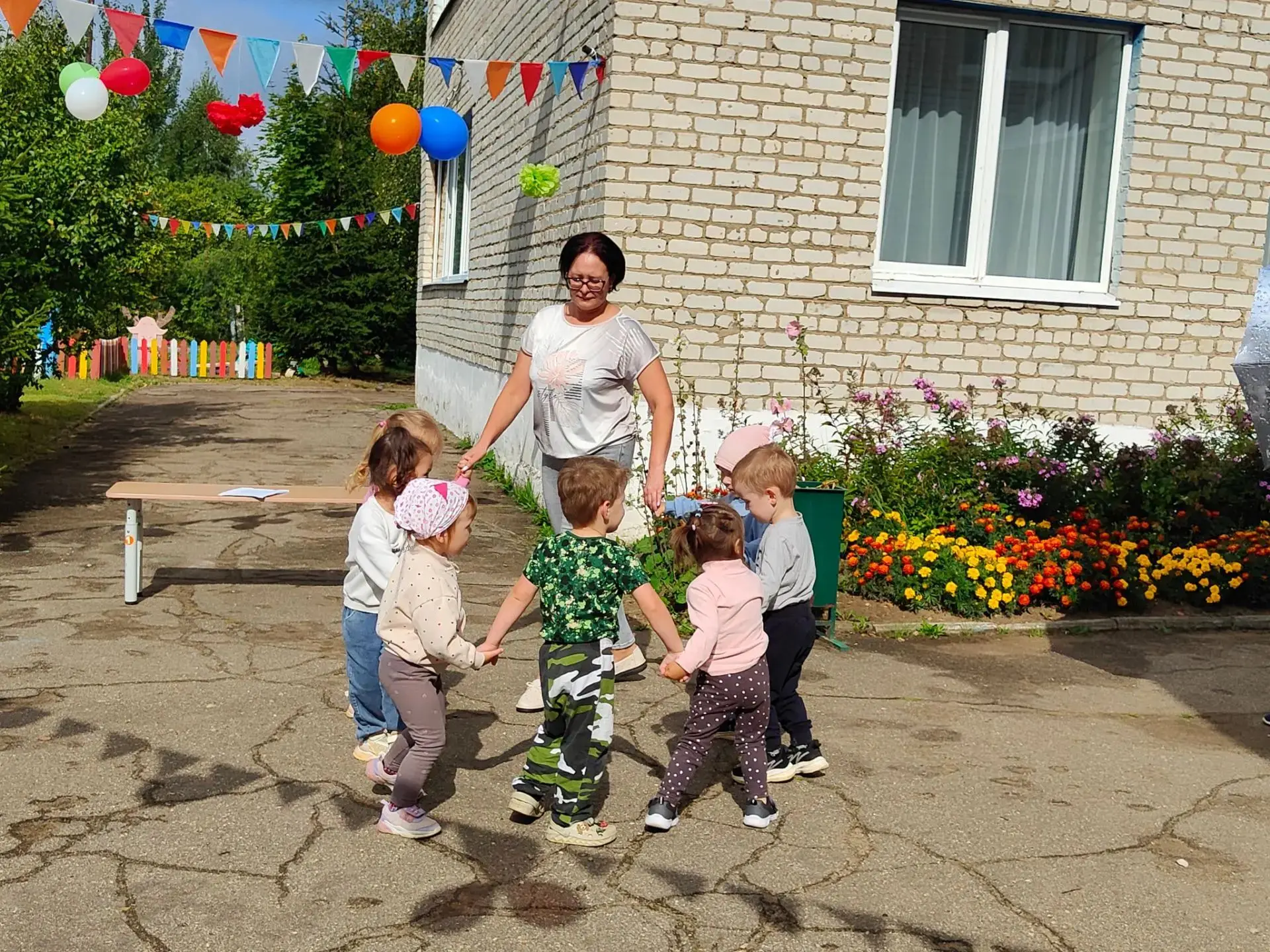 В последние дни уходящих теплых дней в нашем детском саду прошёл праздник «До свидания,...