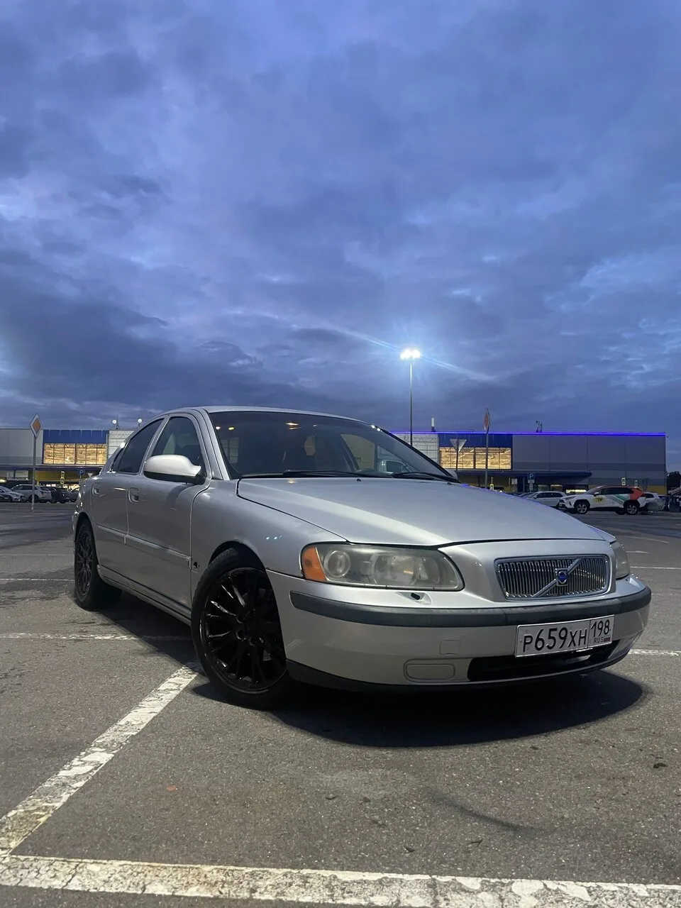 Продам Volvo s60 2002 года. 2,4 мт 170лс. Состояние сел и поехал.