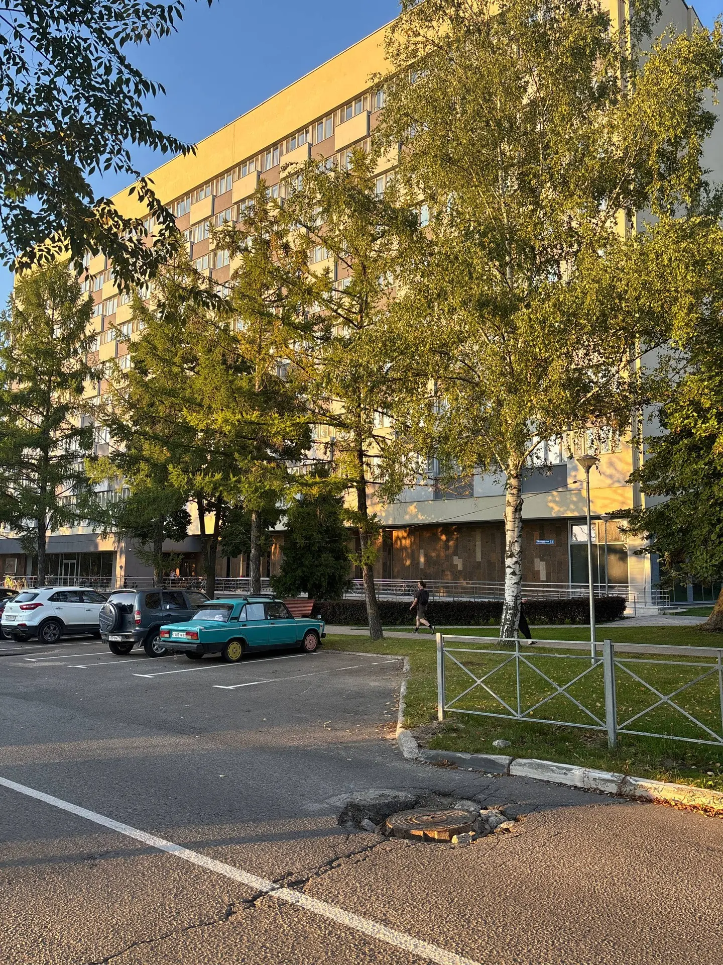 У гостиницы вырвали люк😳