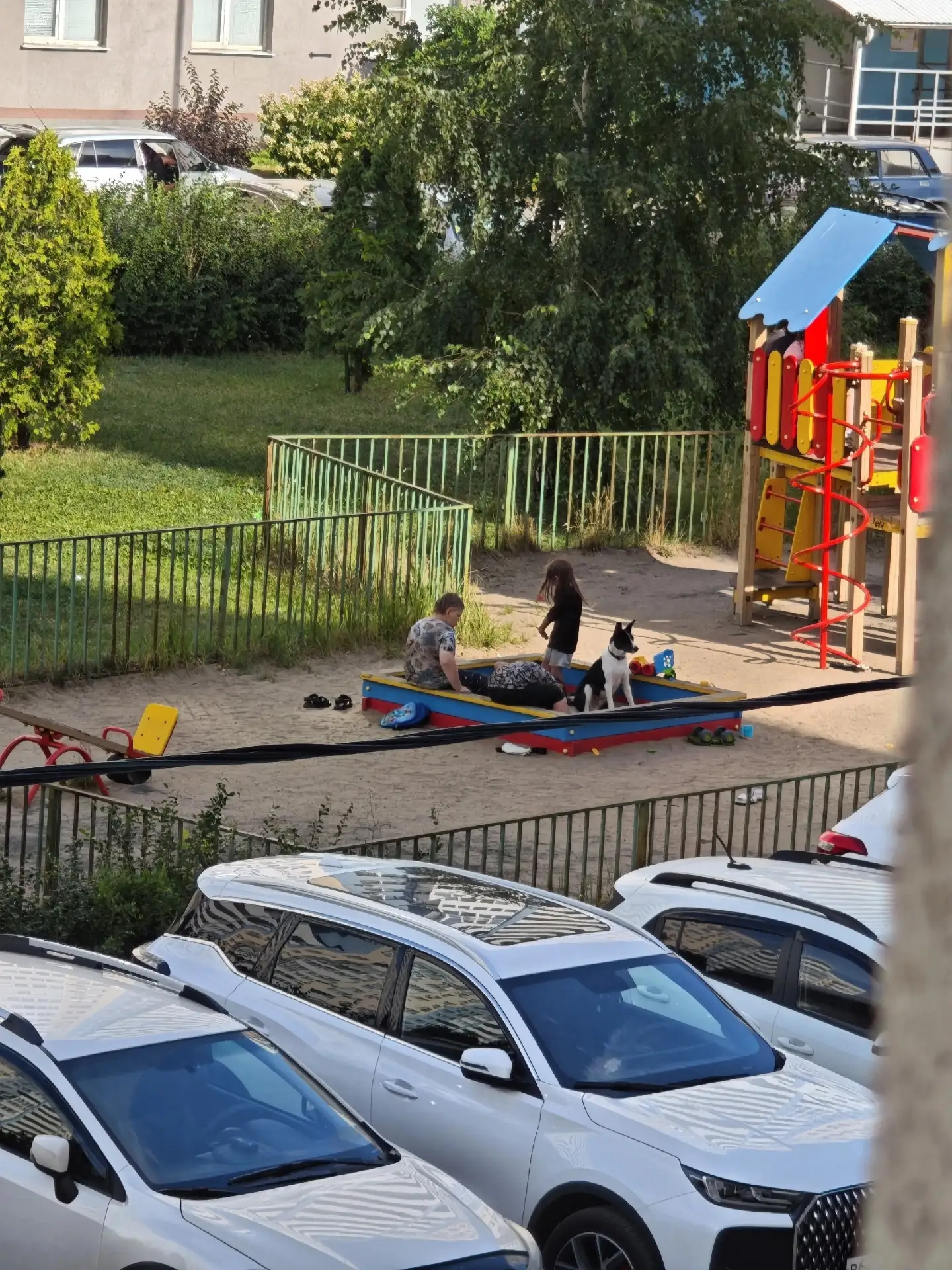 В Волгаре ребенок пострадал из-за собаки на детской площадке

"На Осетинской, 11 во дворе постоянно 