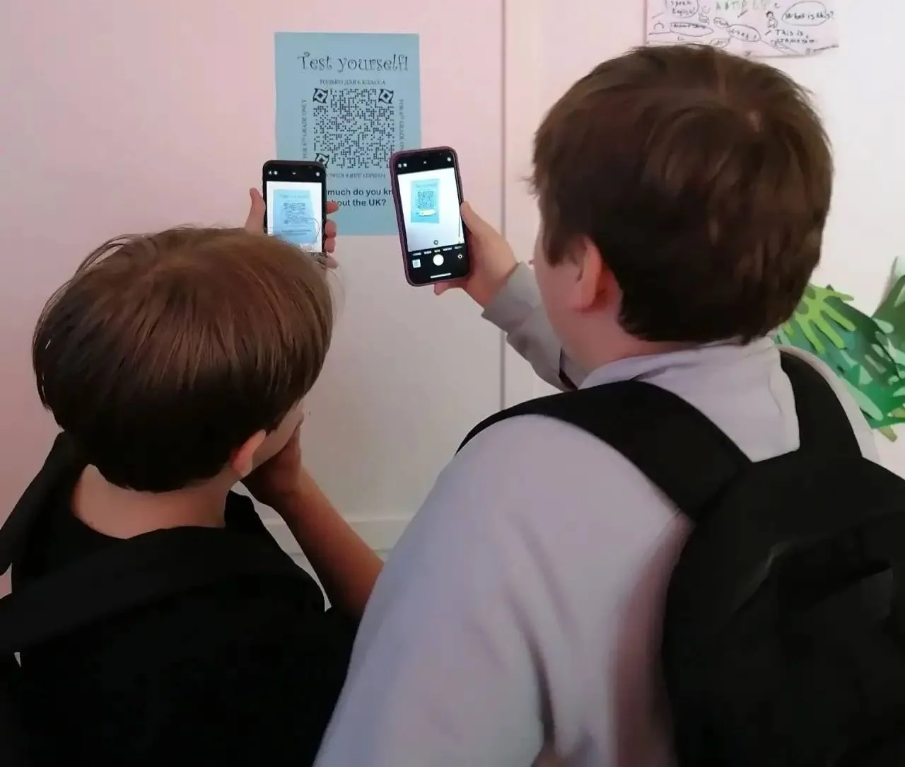 🔍 8-е классы: охота на QR-коды или как мы объехали Британию, не выходя из школы!  Пока одни отдыхали