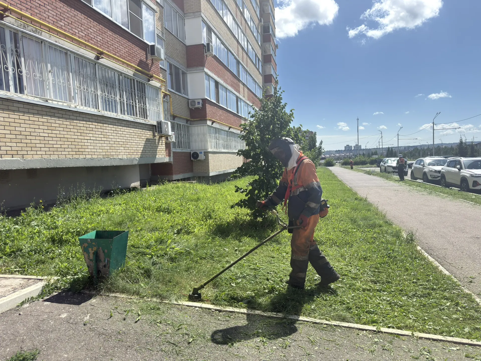 Покос травы на улицах города! 🌿
